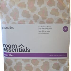 Room Essentials Microfiber Sheet Set - Pink and White